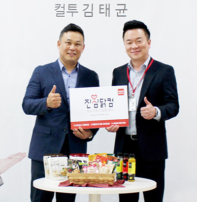 마니커가 방송인 김태균 씨를 명예 홍보사원으로 위촉하고 지난 9일 부분육 삼계탕 ‘든든하닭’의 출시를 알렸다. 사진은 마니커 최상웅 대표(사진 왼쪽)와 김태균 씨가 위촉식을 마치고 기념 촬영을 하고 있다.