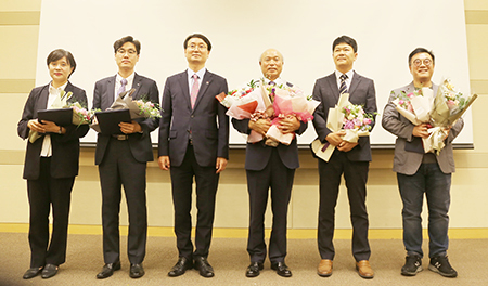 박광욱 조합장(좌측에서 네 번째)이 다른 수상자들과 기쁨을 함께 하고 있다.
