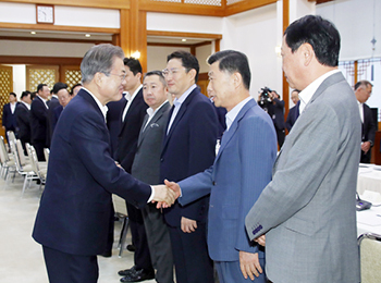 문재인 대통령이 지난 10일 청와대에서 일본의 수출규제 조치와 관련한 대책을 논의하기 위해 열린 경제계 주요 인사 초청 간담회에 입장하며 김홍국 하림 회장 등 30대 기업 대표들과 인사하고 있다.