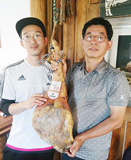 박자원 대표(왼쪽)가 부친이자 다산육종 대표인 박화춘 박사와 함께 자사의 순수 국내산 발효생햄 하몽을 설명하고 있다.