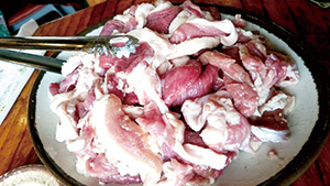 한 오리고기 전문 식당의 ‘오리 한 마리’ 메뉴. 적은 수의 사람이 먹기에는 양이 많고 가격도 부담스럽다.