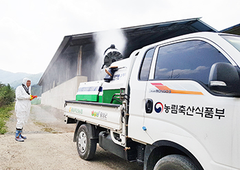 양돈농가 방역을 하고 있는 엄경익 조합장.