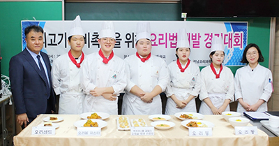 전남 오리산학연협력단 이지웅 단장(사진 왼쪽)과 경진대회 참가자들이 기념촬영을 하고 있다.