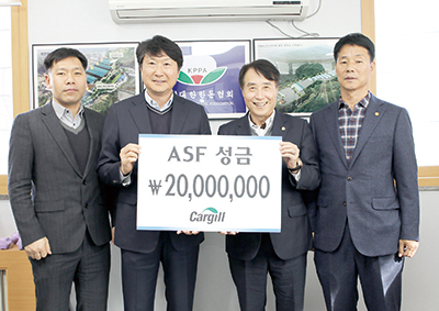 오른쪽부터 한돈협회 오재곤 ASF성금모금대책위원장(전남도협의회장), 하태식 회장, 카길애그리퓨리나 황윤석 부사장, 이일석 이사가 성금 전달식을 갖고 있다.