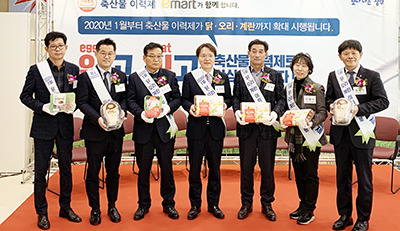 축산물품질평가원은 지난 6일 이마트 성수점에서 닭·오리·계란 이력제를 홍보하고 이력번호 조회서비스를 시연했다. 사진 왼쪽부터 김만섭 한국오리협회장, 곽정우 이마트 본부장, 김상근 한국육계협회장, 장승진 축산물품질평가원장, 이홍재 대한양계협회장, 이향기 한국소비자연맹 부회장, 문정진 한국토종닭협회장.