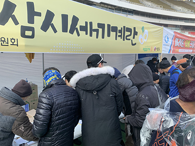 지난 8일 개최된 ‘제5회 KOREA 마스터즈 마라톤 최강전’의 참가가들이 ‘삼시세끼 계란먹기 실천’ 서명을 하고 있는 모습.