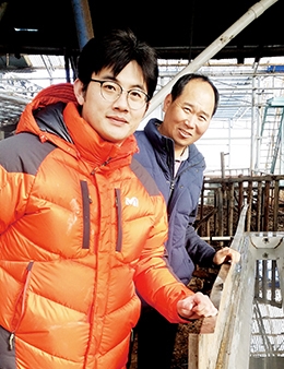 마장목장 이재용 낙농2세(왼쪽)와 농업법인 율산 김호용 대표가 함께 포즈를 취했다.