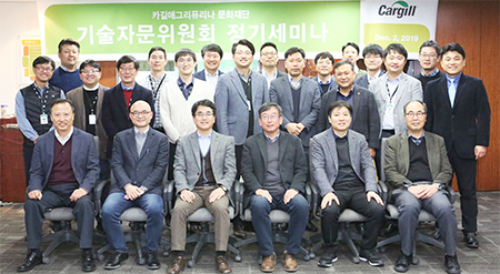 앞줄 왼쪽부터 카길애그리퓨리나 영업총괄 김석래 부사장, 중앙대 길동용 교수, 충남대 안희권 교수, 서울대 김경훈 교수, 농림축산검역본부 문진산 박사, 카길애그리퓨리나 문화재단 박용순 이사장.