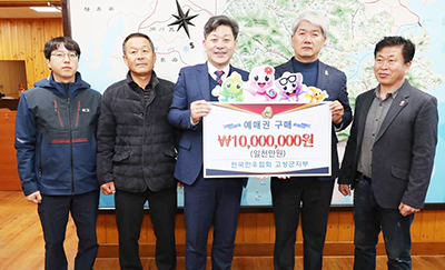 왼쪽에서 세번째 백두현 위원장, 네번째 박완욱 지부장