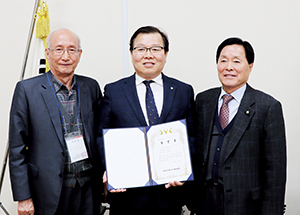허주형 당선자(가운데)와 김옥경 대한수의사회장(오른쪽), 이흥식 선거관리위원장이 당선증 전달 후 기념촬영했다.
