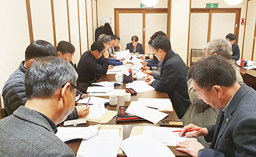 한돈협회가 긴급 회장단 및 도협의회장 회의에서 돈가안정 대책을 논의하고 있다.