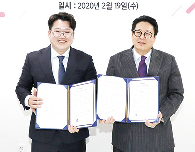 푸르밀 신동환 대표이사(오른쪽)와 에이플네이처 이성훈 대표이사(왼쪽)가 ‘100세 시대 국민 건강을 위한 업무협약’을 체결하는 모습.