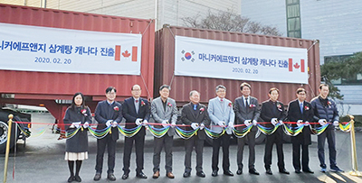 지난 20일 국내 최초로 한국의 삼계탕이 캐나다로 수출되기 위해 출발했다. 사진은 이날 마니커에프앤지 용인공장에서 삼계탕 첫 출고를 기념하기 위해 윤두현 대표(오른쪽 다섯 번째)를 비롯한 관계자들이 테이프 커팅식을 진행하고 있다.