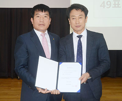 울산축협 윤주보 조합장(왼쪽)과 당선증을 받은 한동헌 차기 상임이사의 모습.