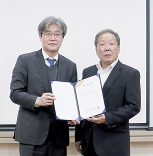 양기원 조합장이 연임에 성공한 장인영 상임이사<왼쪽>에게 당선증을 전달하고 있다.
