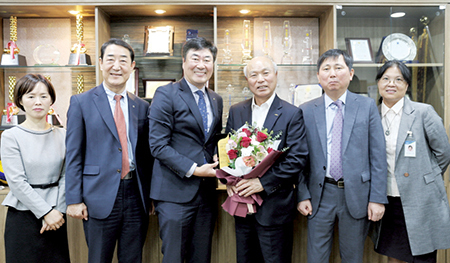 왼쪽 두번째부터 도드람양돈농협 이환원 상임이사와 NH손해보험 경기총국 전광준 총국장, 박광욱 조합장이 TOP-CEO상 수상 기념식을 갖고 있다.