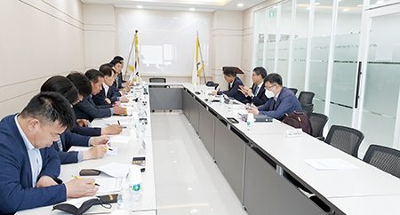 박병홍 실장(사진 우측 가운데)이 ASF방역정책의 필요성을 설명하고 있다.