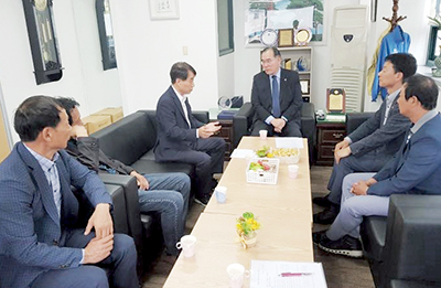 이개호 의원(사진 가운데)이 양돈농가들의 입장을 경청하고 있다.