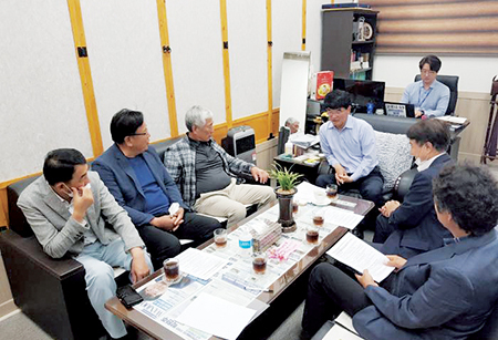 천막농성중인 하태식 회장이 양돈농가들과 함께 박완주 국회의원과 ASF 현안 간담회를 갖고 있다.