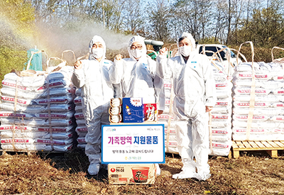 왼쪽부터 김영철 이천축협장, 김장섭 본부장, 김영춘 농협이천시지부장이 AI를 비롯한 악성가축질병을 철저한 차단방역으로 극복해 나가기로 다짐했다.