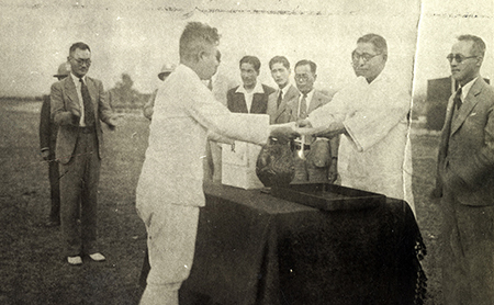 한국 경마 100년 역사 1945년 해방 후 경마장을 자주 찾았던 백범 김구 선생의 시상.
