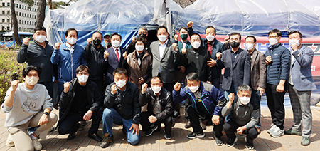 지난 6일 더불어민주당 어기구 의원(충남 당진)이 농성장을 방문해 이승호 회장, 전국낙농관련조합장협의회 맹광렬 회장, 당진지역 낙농가들과 간담회를 가졌다.