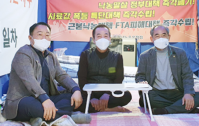 지난 3월 28일 동진강낙협 김투호 조합장과 더불어민주당 윤준병 의원(전북 정읍·고창)이 이승호 회장과 낙농현안을 두고 환담을 나눴다.