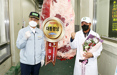 제24회 한우능력평가대회 영예의 대상 농가의 모습.