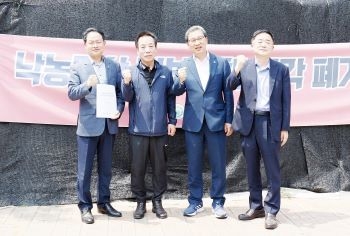 ▲더불어민주당 허영 의원(강원 춘천·철원·화천·양구), 신정훈 의원(전남 나주·화순), 강득구 의원(경기 안양 만안구)이 농성장을 방문해 낙농현안을 청취했다.