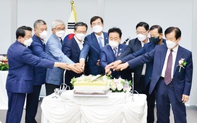 ▲지난 11일 양주신공장에서 개최된 서울우유협동조합 창립 85주년 기념식에서 관계자들이 축하케이크를 자르고 있다.