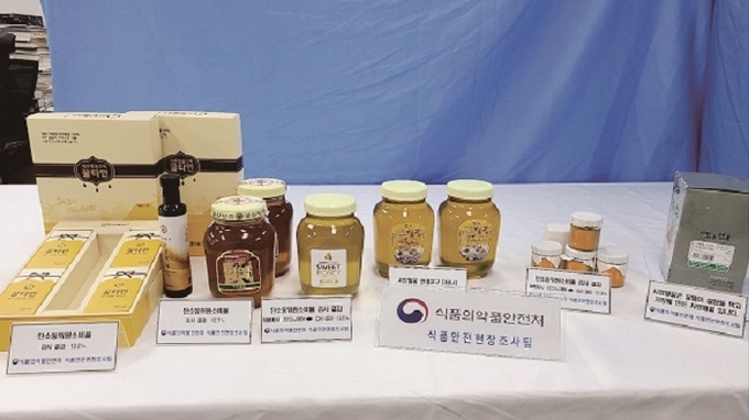 사양벌꿀을 천연벌꿀로 둔갑 판매하다 적발된 7개 업체 제품들. <식약처 제공>