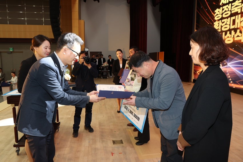 박계영 조합원이 최우수상을 수상하고 있다.