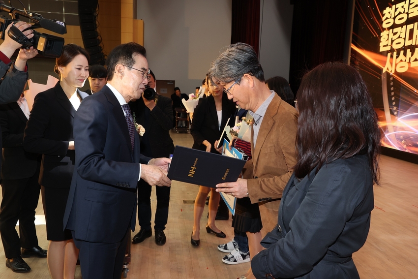 김볌상 조합원이 우수상 표창을 받고 있다.