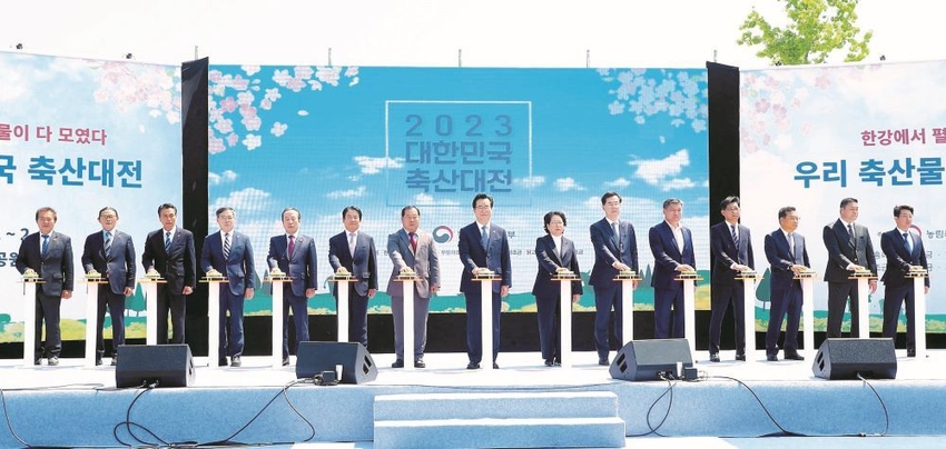5월 가정의 달을 맞아 농림축산식품부 주최로 국내산 축산물의 소비 촉진을 위한 대한민국 축산분야 대통합 행사가 열렸다. 사진은 지난 1일 열린 ‘2023 대한민국 축산대전’ 개회식에서 농식품부 정황근 장관을 비롯한 참석자들이 소비촉진 퍼포먼스와 기념사진을 촬영했다.