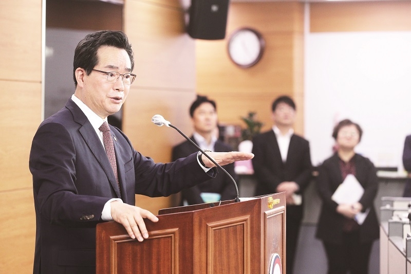 농림축산식품부 정황근 장관이 지난 8일 농식품부 기자실에서 취임 1주년을 맞아 그동안의 성과에 대해 브리핑을 하고 있다.<br>
