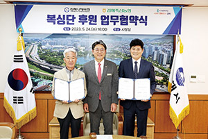 김해축협과 김해시체육회가 복싱단 후원을 협약했다.<br>
왼쪽부터 김해시체육회 허문성 회장,<br>
김해시 홍태용 시장, 김해축협 송태영 조합장. <br>
