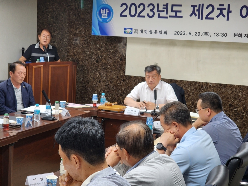 김춘일 단장이 한돈회관 후보지에 대해 설명하고 있다