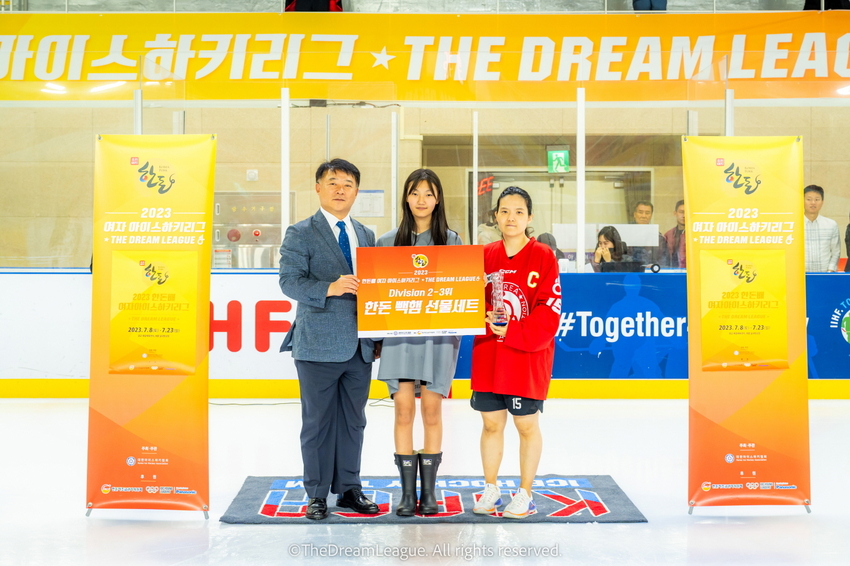 한돈자조금 이원복 사무국장이 시상식을 갖고 있다.