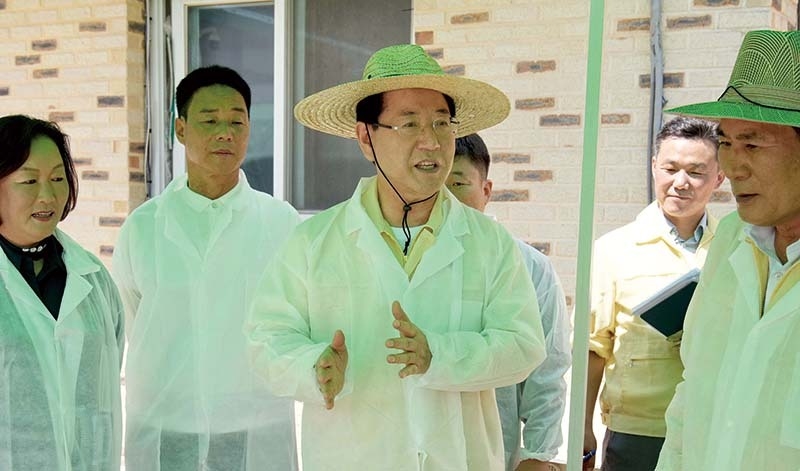 김영록 전남도지사가 지난 5일 함평군 대동면 강운리 축산농장을 방문해 폭염 대처 상황을 점검하고 관계자들에게 “폭염에 따른 가축 피해 최소화”를 당부하고 있다.