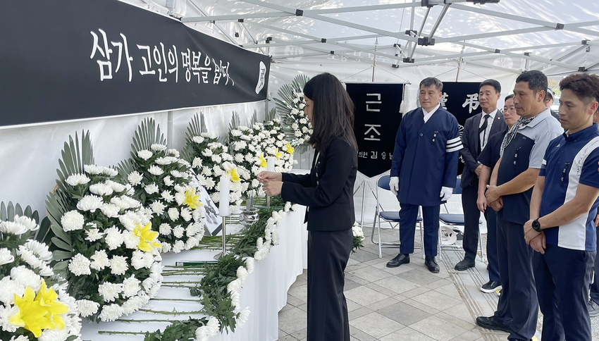 유가족인 정현주씨가 손세희 회장을 비롯한 양돈농가들이 지켜보고 있는 가운데 헌화하고 있다.