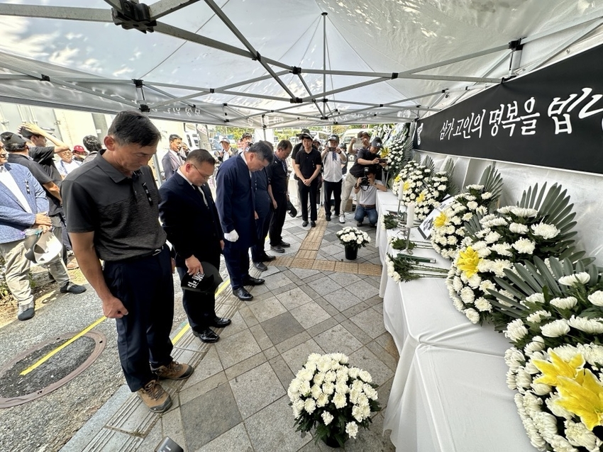 한돈협회 회장단의 고인의 명복을 빌고 있다<br>
<br>
<img alt="" src="//www.chuksannews.co.kr/data/photos/20230834/art_16927437840077_dcf597.jpg" xtype="photo">김삼주 이승호 회장이 조문하는 모습<br>
<br>
<img alt="" src="//www.chuksannews.co.kr/data/photos/20230834/art_16927438143563_ad8be7.jpg" xtype="photo"><br>
박광욱 도드람양돈조합장과 이재식 부경양돈농협조합장도 분향소를 찾았다