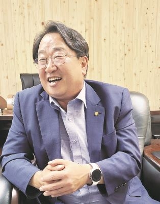 전국고객센터협의회 강철영 회장은 사무실을 방문하는 고객의 의견을 수시로 청취하여 조합사업에 반영하는 교량적 역할을 한다.