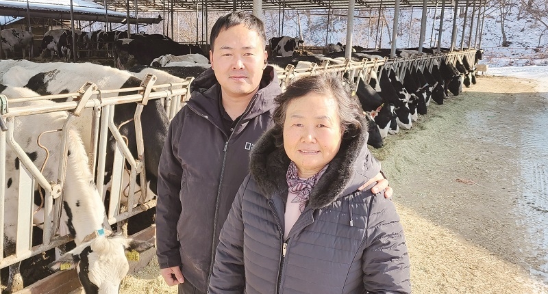샘뜰목장을 이끌고 있는 임병은·최병무 모자가 바쁜 일손을 멈추고 잠시 자리를 함께했다.