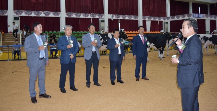(사진 왼쪽부터)홀스타인개량협의회 최명회 회장, 한국종축개량협회 이재윤 회장, 경기도 축산정책과 이강영 과장, 서울우유협동조합 문진섭 조합장, 백영현 포천시장, 한국낙농육우협회 이승호 회장이 우유 대표로 우유소비촉진 퍼포먼스를 진행했다.