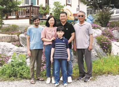 정세민 대표(뒷줄 오른쪽에서 두번째)와 가족들, 외국인 목부가 함께 포즈를 취하고 있다.