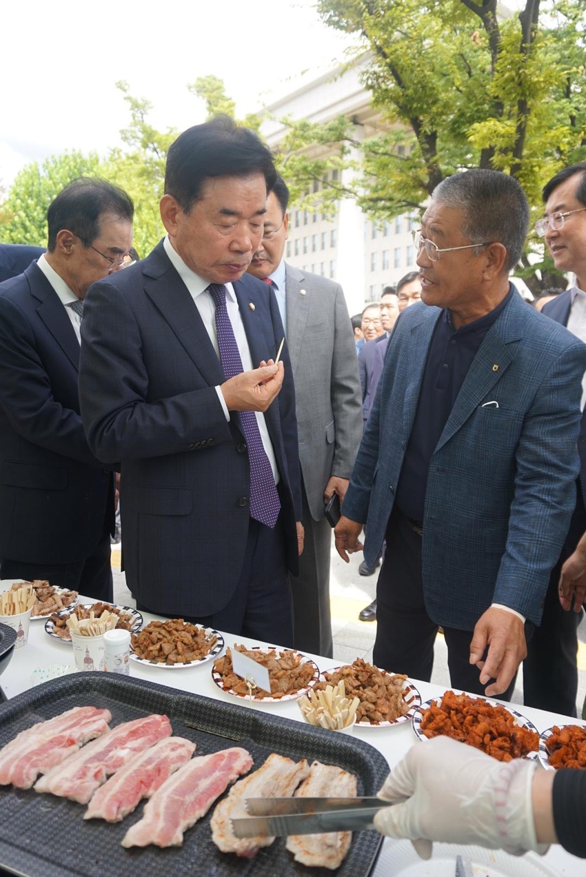 김진표 국회의장을 비롯한 국회위원들에게 허브한돈을 설명하고 있는 이정배 조합장