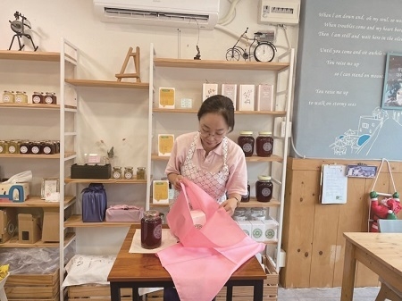 진정한 벌꿀 전안나 대표가 선물용 꿀을 정성스럽게 포장하고 있다.