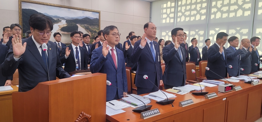 사진 왼쪽부터 조재호 농진청장, 박병홍 축평원장, 위성환 방역본부장, 안호근 농진원장, 김춘진 aT사장, 김영재 한국식품클러스터진흥원장, 문홍길 축산환경관리원장, 김대균 한식진흥원 사무총장이 국정감사에 앞서 선서를 하고 있다.