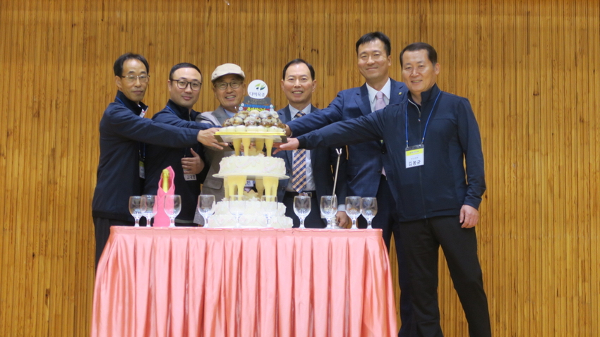 윤희진 회장을 비롯한 다비육종 경영진과 협력농장 대표 등이 창립 40주년을 축하하고 있다.