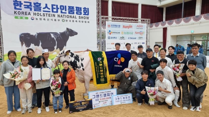 대흥목장 최광현 대표가 그랜드 챔피언 수상의 영광을 가족과 경북 개량동호회 회원들과 함께 나눴다.